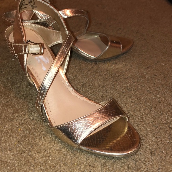 Metallic gold Heels - Picture 3 of 3